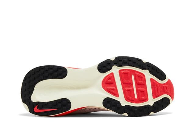 Nike Vomero 18 Platinum Tint Siren Red Light Smoke Grey Metallic Pewter 4