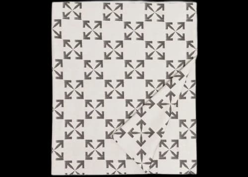 OFF-WHITE Arrows Pattern Table Runner White/Grey