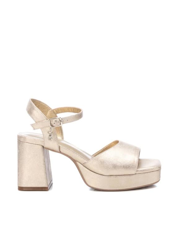 XTI sandalia 14147104 en color oro para mujer