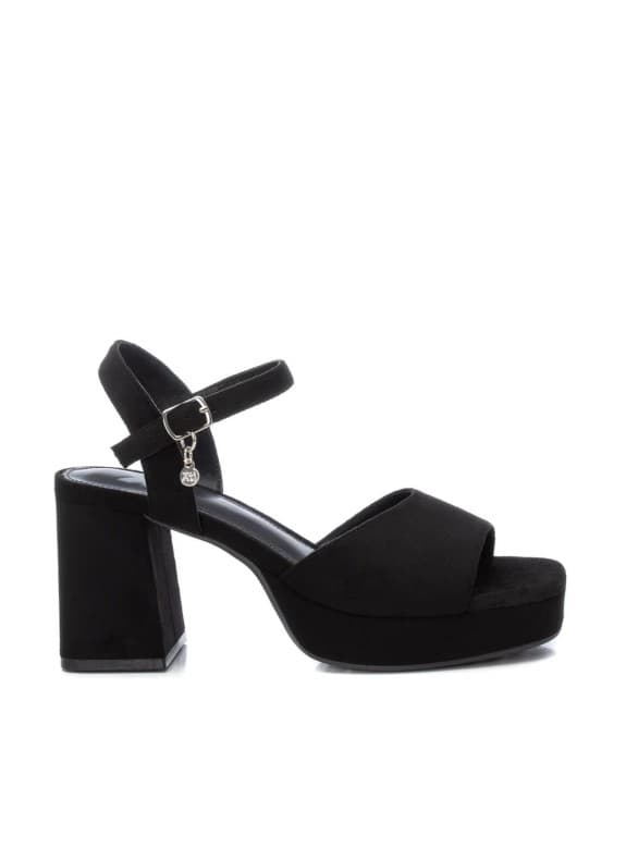 XTI sandalia 14147101 en color negro para mujer