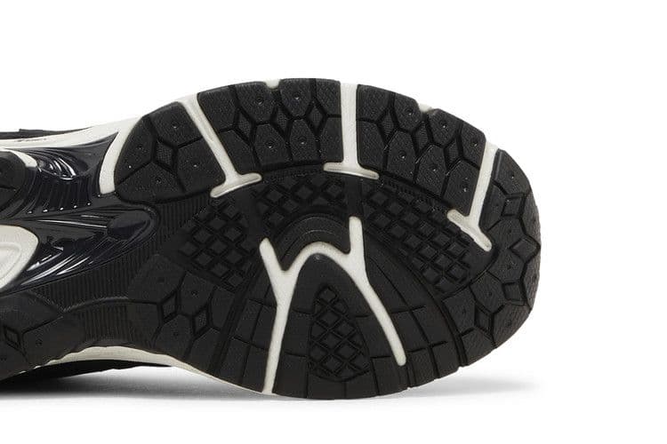 New Balance 2002R Black (GS) — foto 6