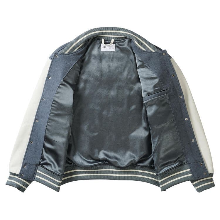 Nike x England x Palace Cryoshot Varsity Jacket 'Cool Grey White Bright Crimson' — foto 3
