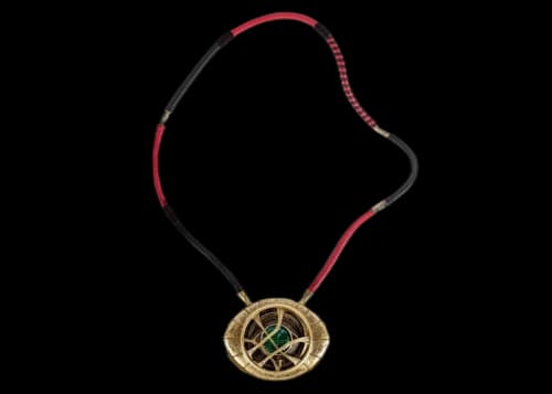 Marvel Doctor Strange Eye of Agamotto 1:1 Scale Light-Up Prop Replica Necklace